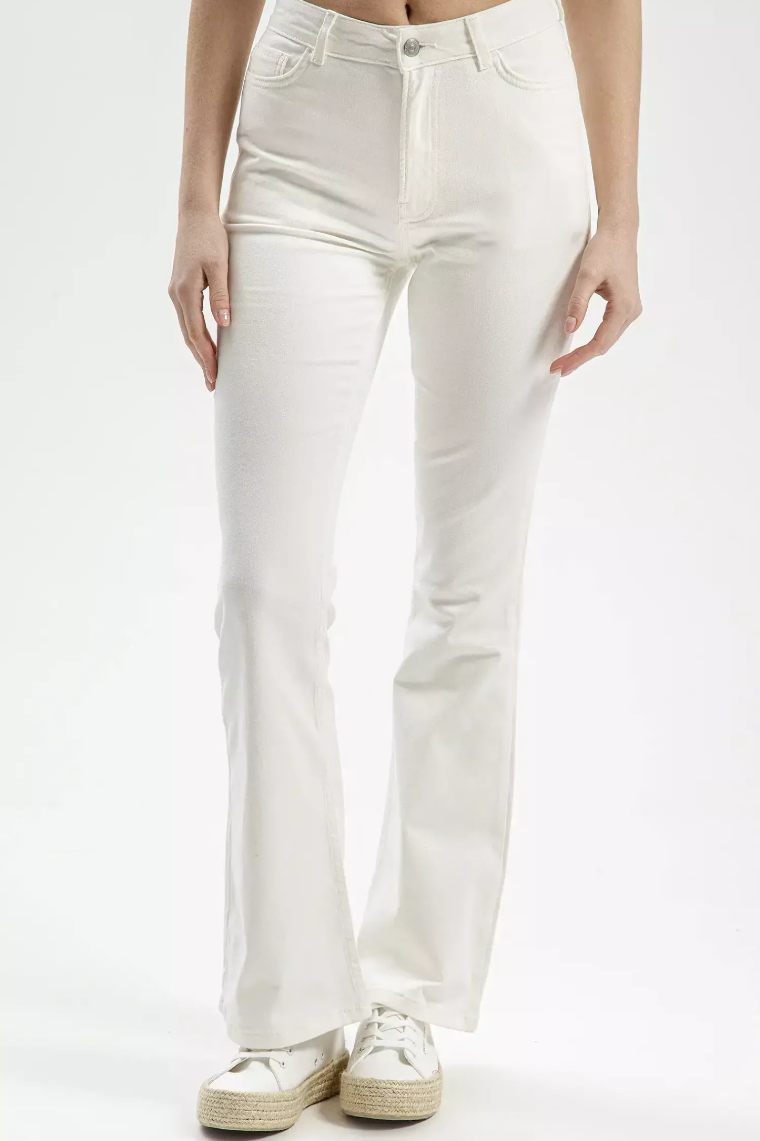 Jeansy damskie białe Flare Fit Aurora C 4528-029<Cross Jeans Sale