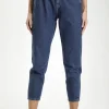 Jeansy damskie ciemnoniebieskie Mom Fit P 423-008<Cross Jeans Best