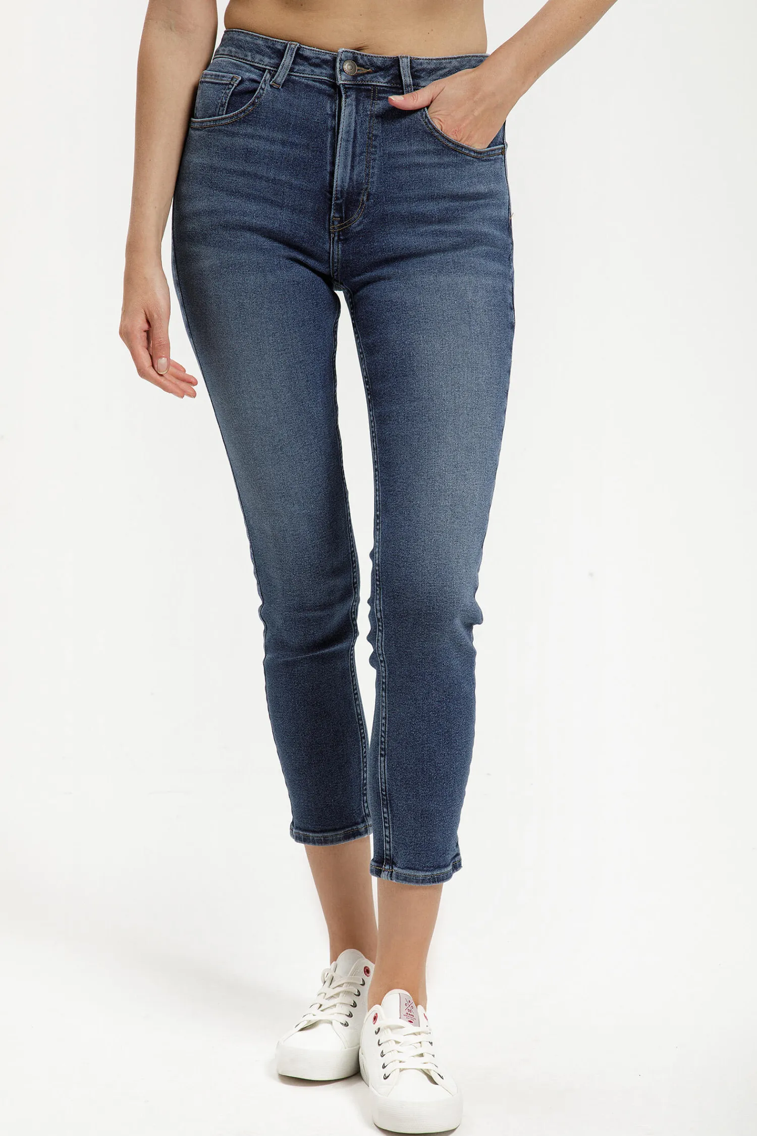 Jeansy damskie ciemnoniebieskie Mom Jeans New Mom P 509-010<Cross Jeans Online
