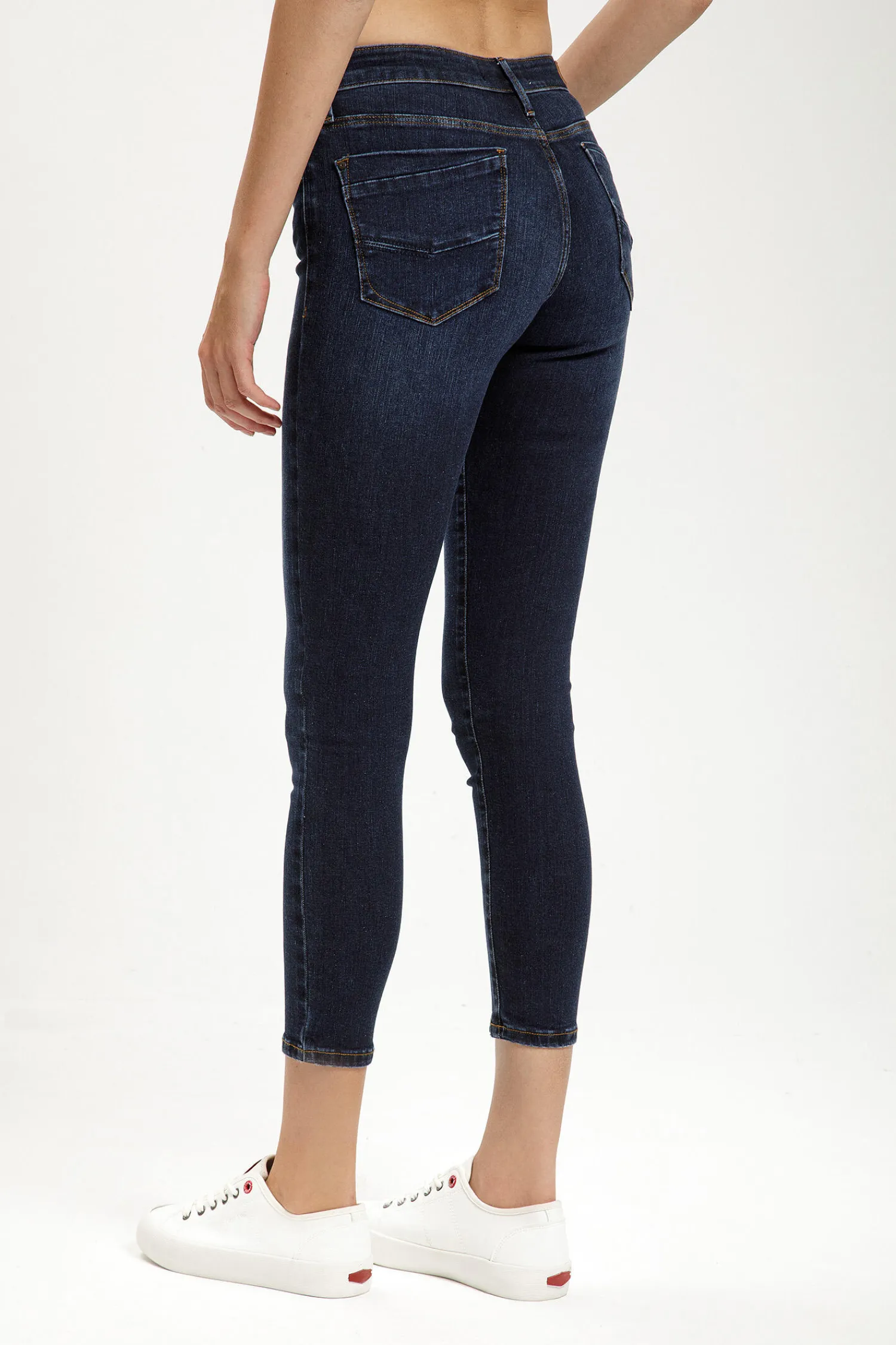Jeansy damskie ciemnoniebieskie Super Skinny Fit Alyss P 474-122<Cross Jeans New