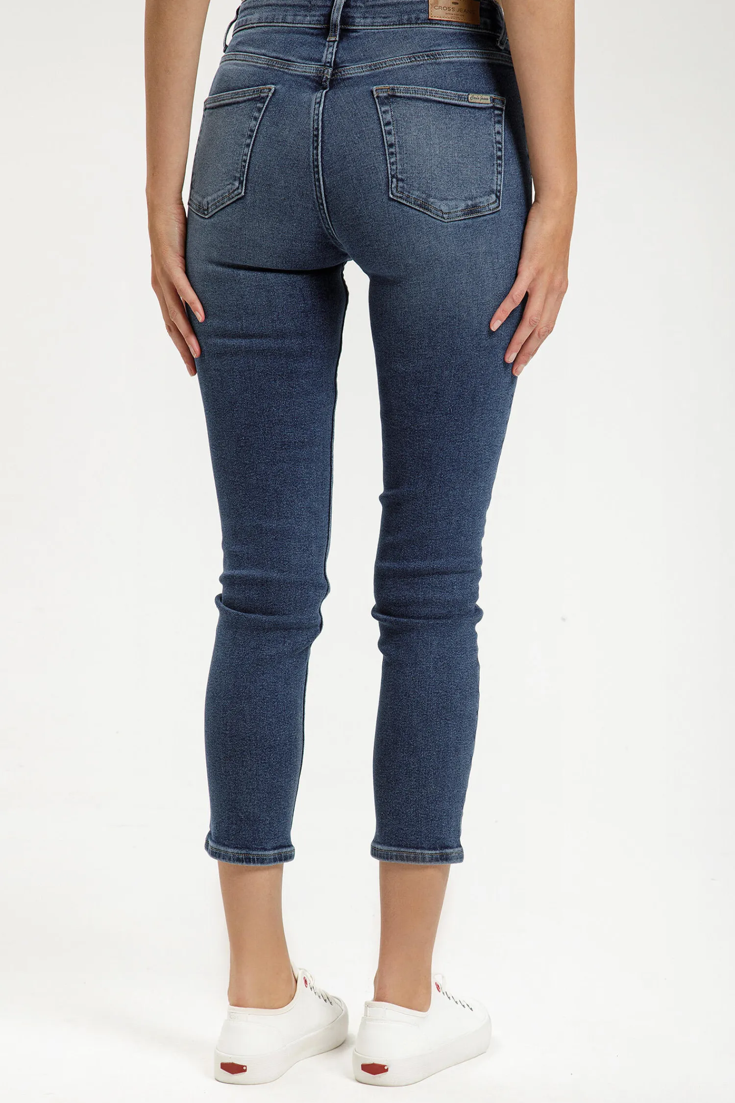 Jeansy damskie ciemnoniebieskie Mom Jeans New Mom P 509-010<Cross Jeans Online