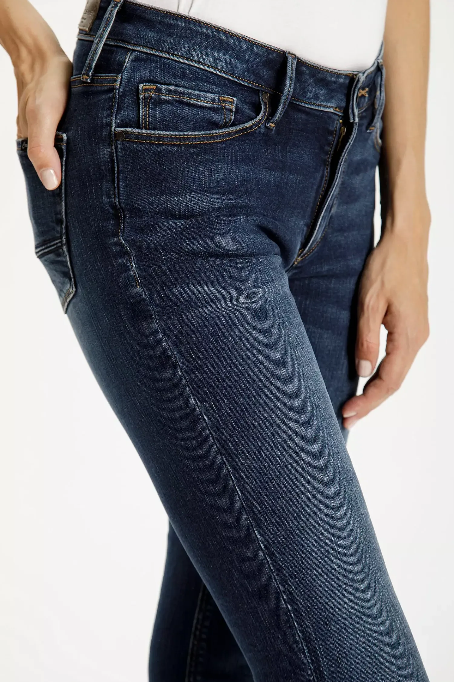 Jeansy damskie ciemnoniebieskie Skinny Fit Alan N 497-218<Cross Jeans Outlet