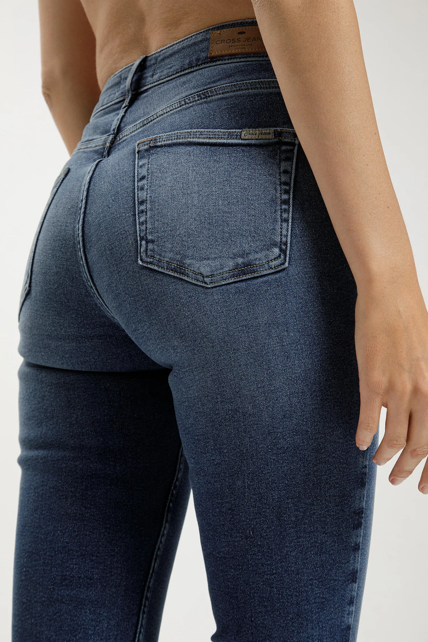 Jeansy damskie ciemnoniebieskie Mom Jeans New Mom P 509-010<Cross Jeans Online
