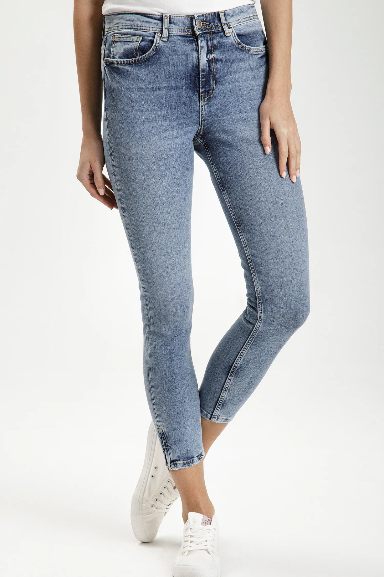 Jeansy damskie jasnoniebieskie Super Skinny Fit Judy P 429-129<Cross Jeans Sale