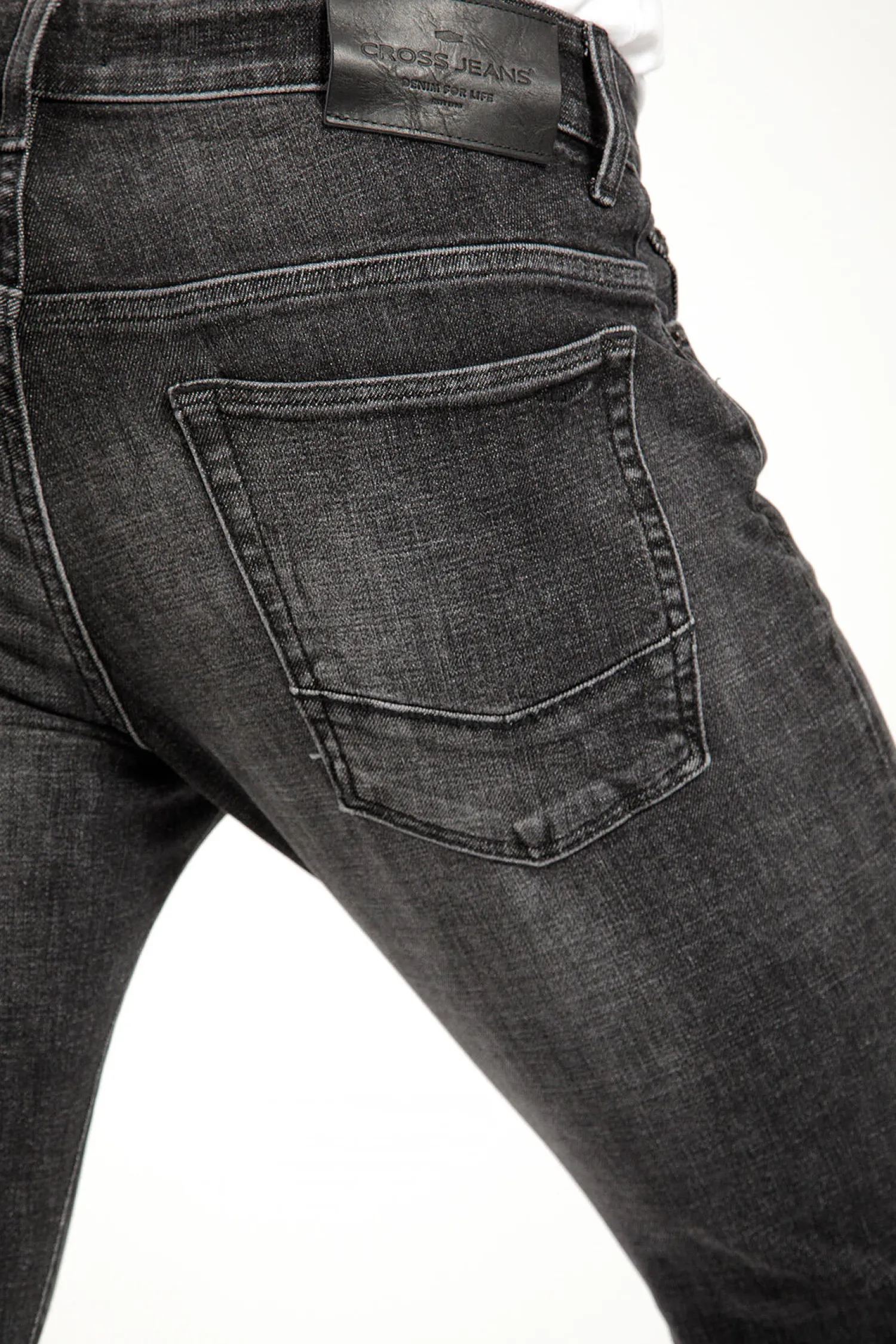Jeansy męskie ciemnoszare Regular Fit Tapered F 152-150<Cross Jeans Outlet