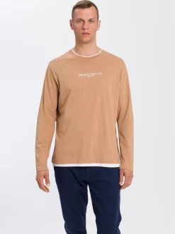 Longsleeve męski jasny z nadrukiem 15884-082 TOBACCO BROWN<Cross Jeans Outlet