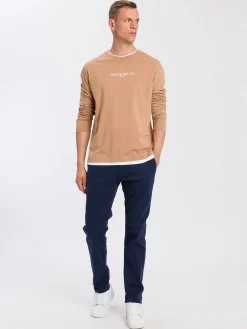 Longsleeve męski jasny z nadrukiem 15884-082 TOBACCO BROWN<Cross Jeans Outlet