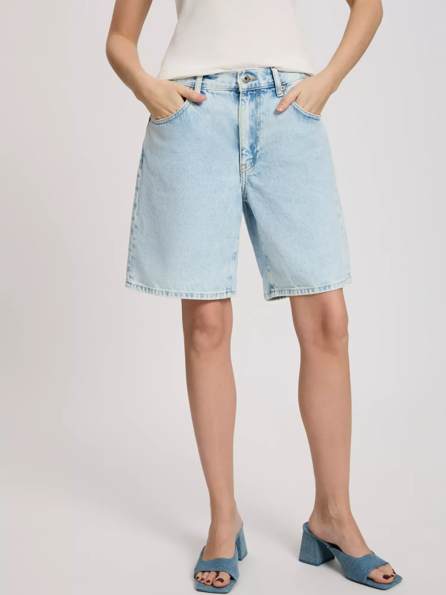 Szorty jeansowe damskie jasnoniebieskie Mila A 704-006<Cross Jeans Outlet