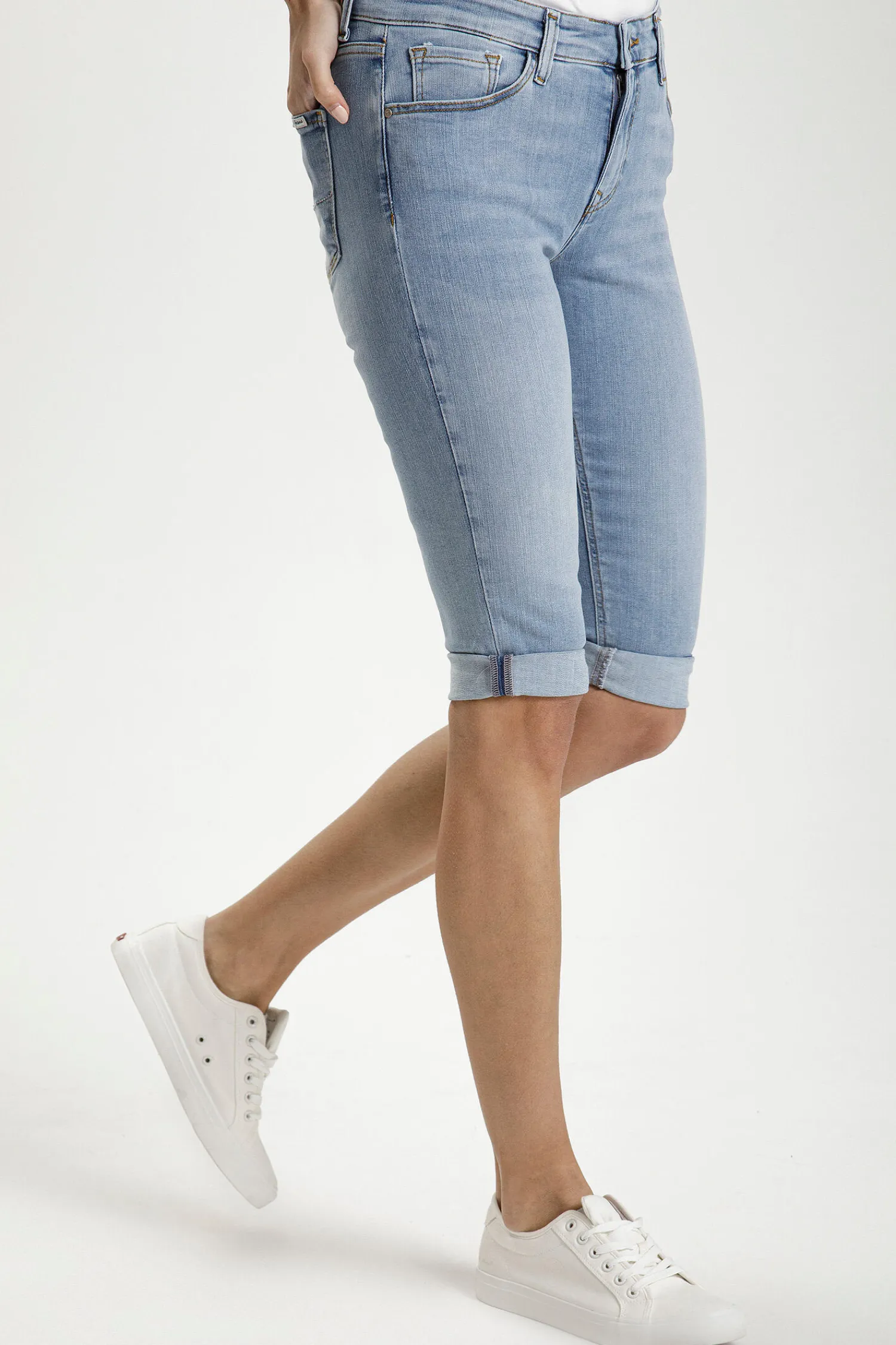 Szorty jeansowe damskie jasnoniebieskie Adele P 457-033<Cross Jeans Sale