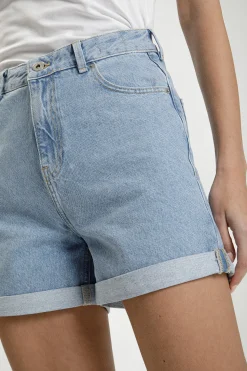 Szorty jeansowe damskie jasnoniebieskie Alina F 418-017<Cross Jeans Hot