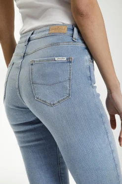 Szorty jeansowe damskie jasnoniebieskie Adele P 457-033<Cross Jeans Sale