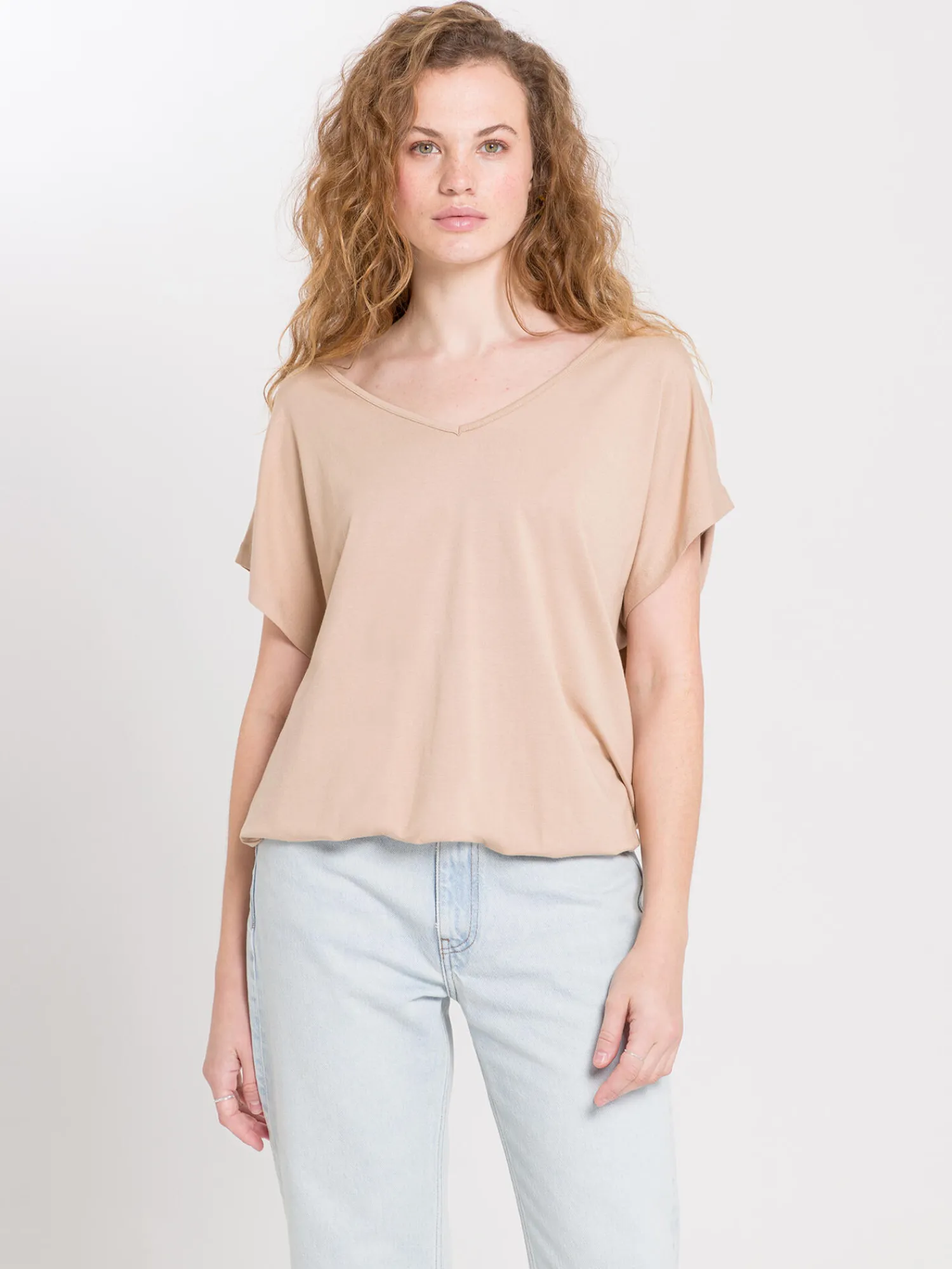 T-shirt damski beżowy 55921-105 LIGHT BEIGE<Cross Jeans Fashion
