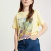 T-shirt damski żółty z nadrukiem 56059-011 LIGHT YELLOW<Cross Jeans Online