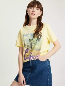 T-shirt damski żółty z nadrukiem 56059-011 LIGHT YELLOW<Cross Jeans Online